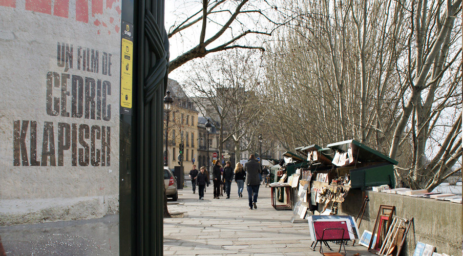 Dans la rue, a cote de la seine a Paris 